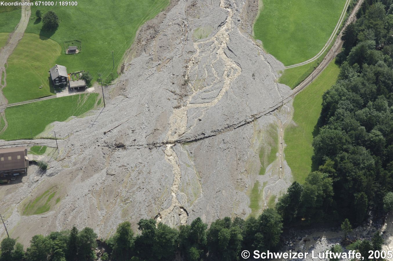 Verschüttete Bahnlinie nach Engelberg im Aug. 2005 (Position 2'670'994.25, 1'189'430.84)